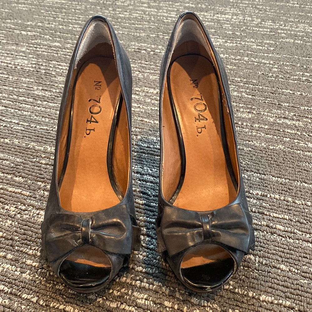 No. 704b Women’s Distressed Leather Peep Toe Bow Heels